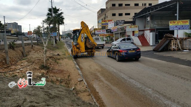 كفرقاسم : بعد توجه قسماوي نت للسيد نادر ابو عقل طواقم العمل تباشر بتنظيف الشارع مما افسده سائق شاحنة الزفته